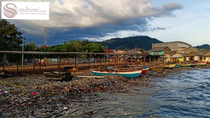Musim Penghujan, Ekosistem Rusak Sampah Kiriman Selimuti Pesisir Pantai 